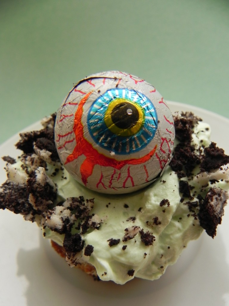 Halloween eye cupcake