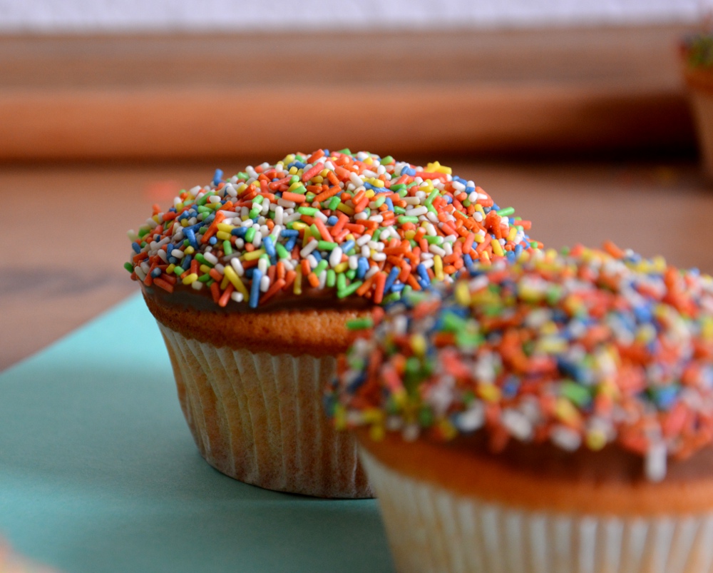 Znalezione obrazy dla zapytania muffins colored sprinkles